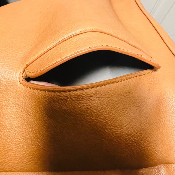 Brown patent leather diaper bag with multiple pockets and key holders - Picture 11 of 12